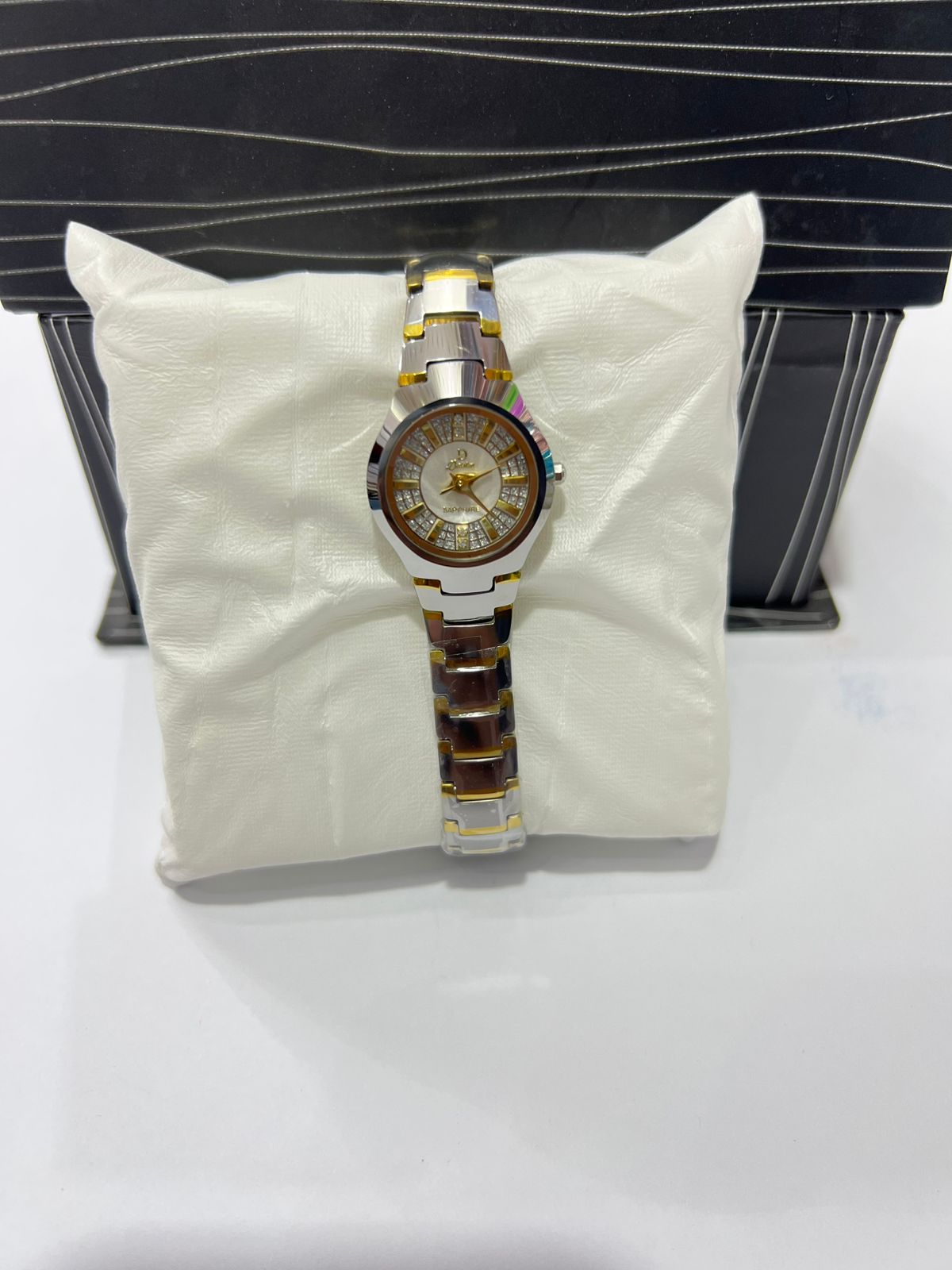 Luxury Ceramic Ladies Watch – Elegant Design
